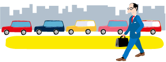 Un señor circula andando mientras los coches están atascados alrededor